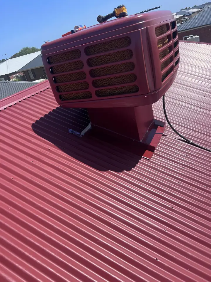 Evaporative insulation on the roof